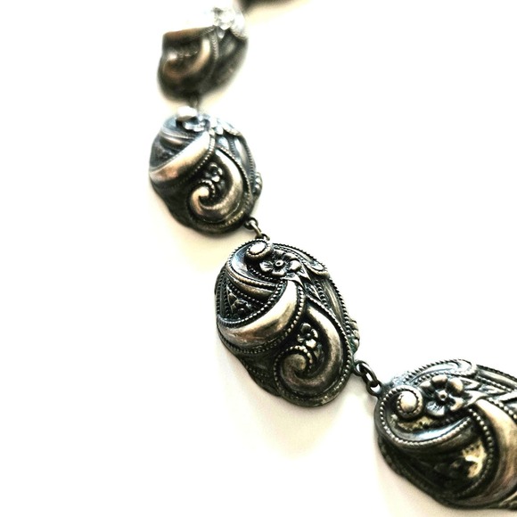 Floral Elegance: Art Deco Choker with Floral Motif - Picture 13 of 16